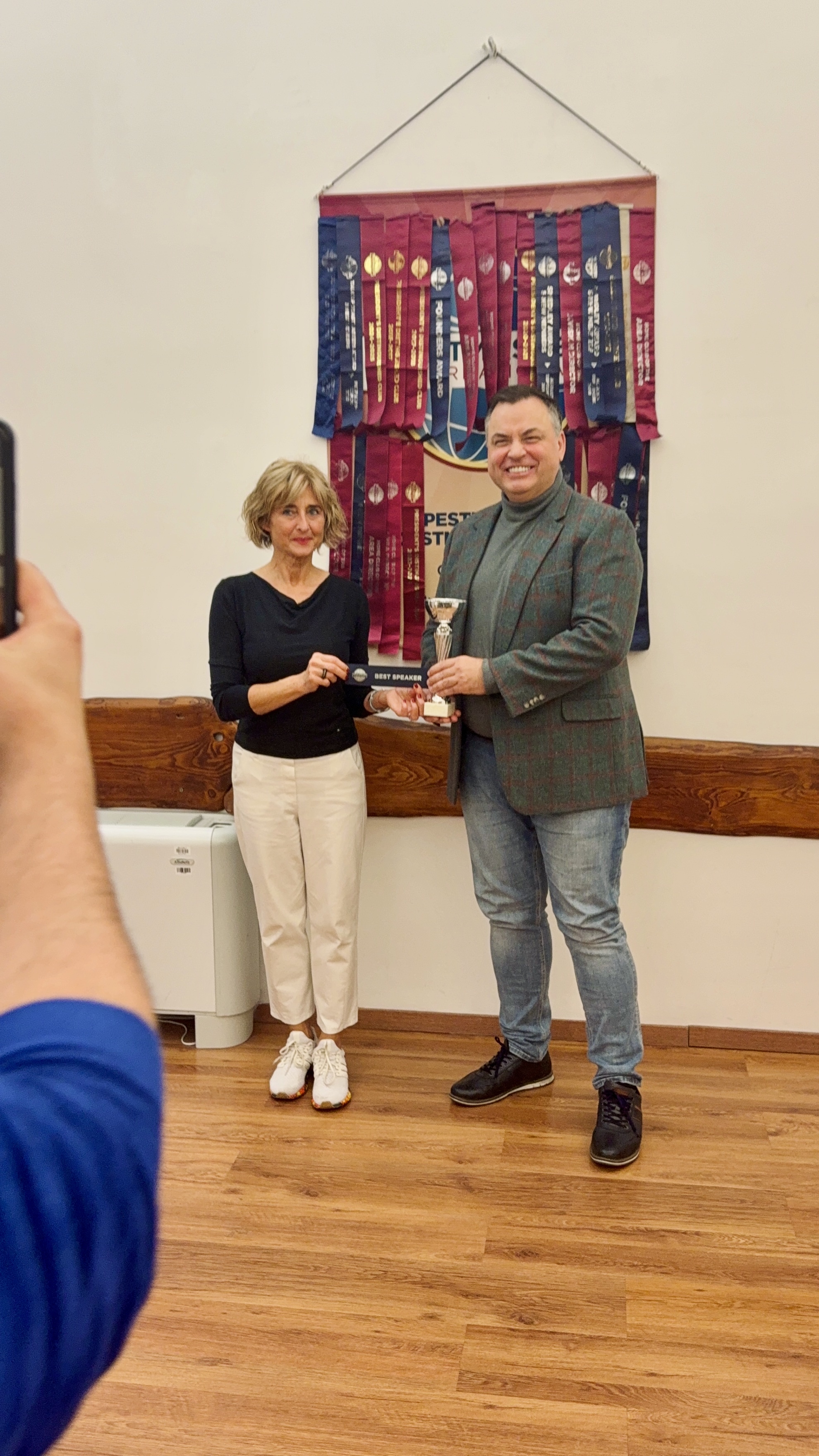 Übergabe der Auszeichnung als bester Redner bei Toastmasters in Budapest