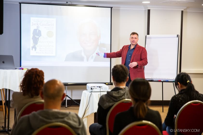 Mykola Latansky unterrichtet eine sitzende Gruppe in Budapest