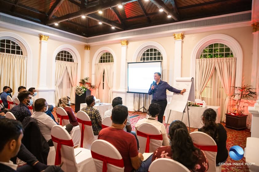 Mykola Latansky spricht bei einer Präsenzveranstaltung in Colombo zu den Teilnehmenden