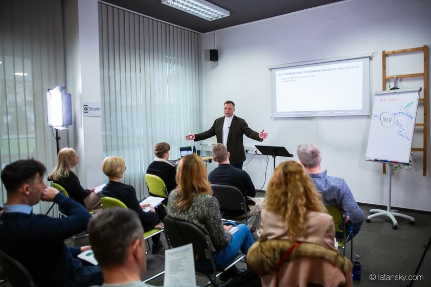 Mykola Latansky spricht vor einem sitzenden Publikum in Ljubljana