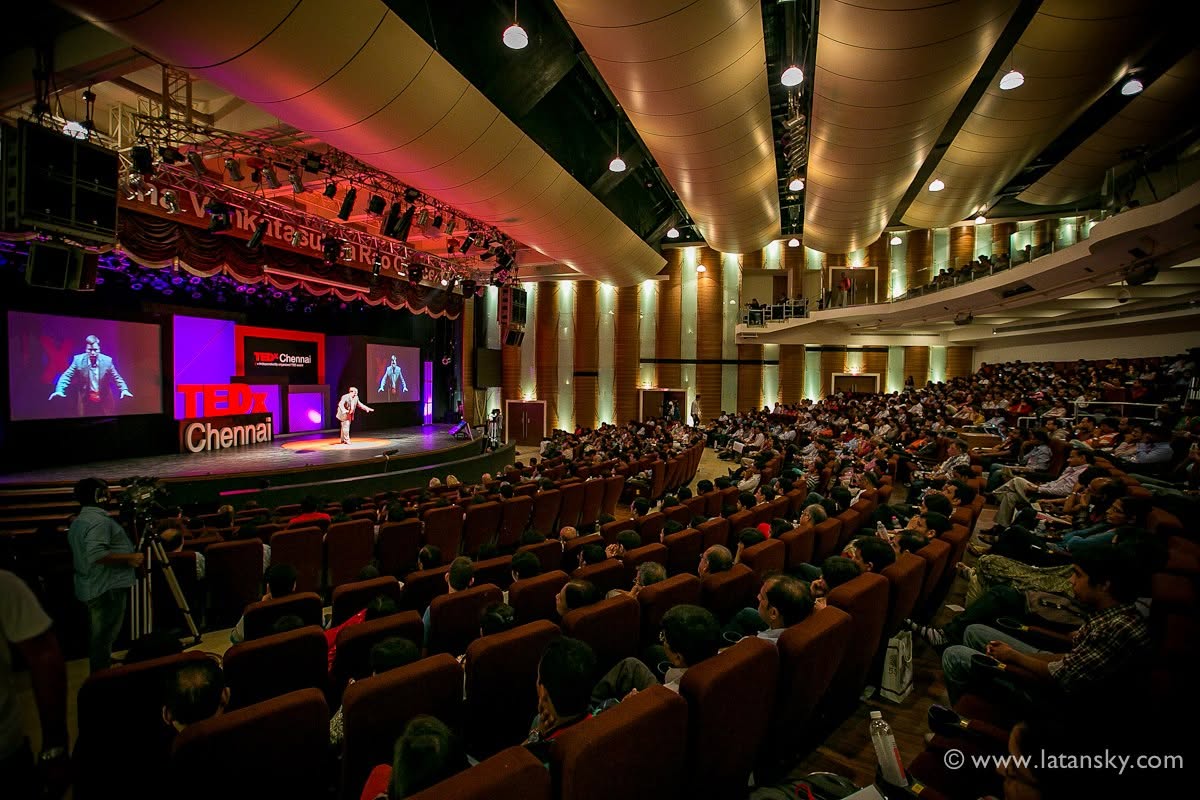 Mykola Latansky spricht vor dem Publikum bei TEDx Chennai