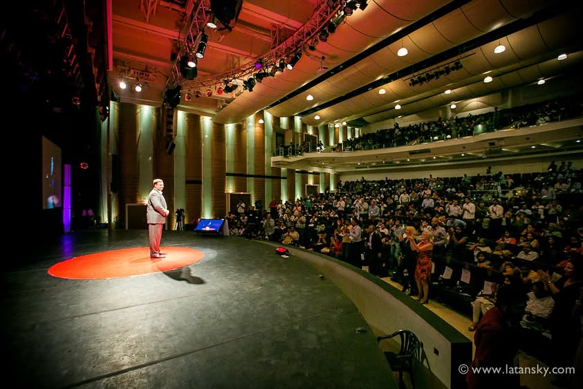 Blick von der TEDx-Chennai-Bühne auf Mykola Latansky und das Publikum im Parkett und auf dem Balkon
