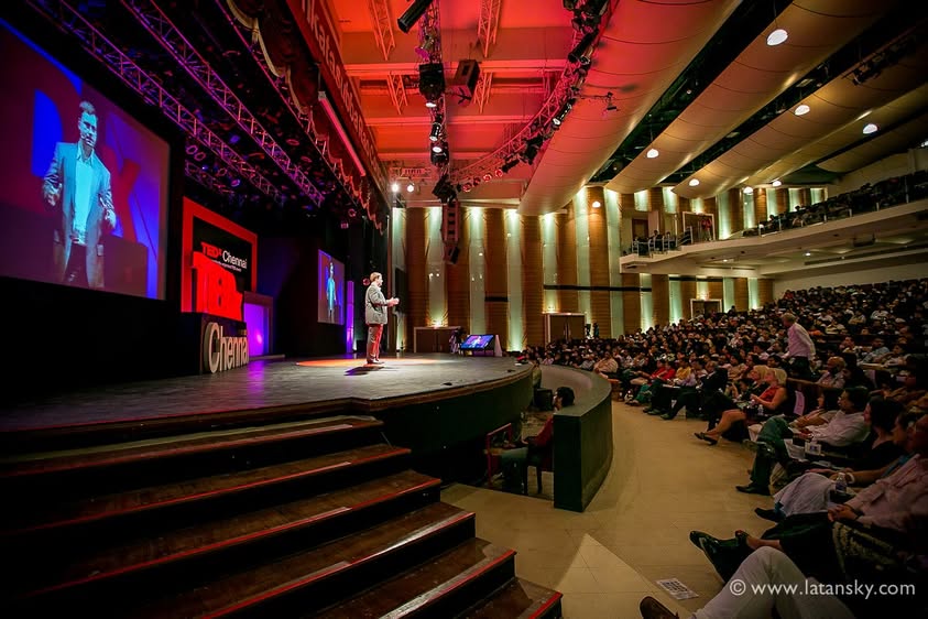 Mykola Latansky spricht auf der TEDx-Chennai-Bühne; daneben ist der Zuschauerraum zu sehen