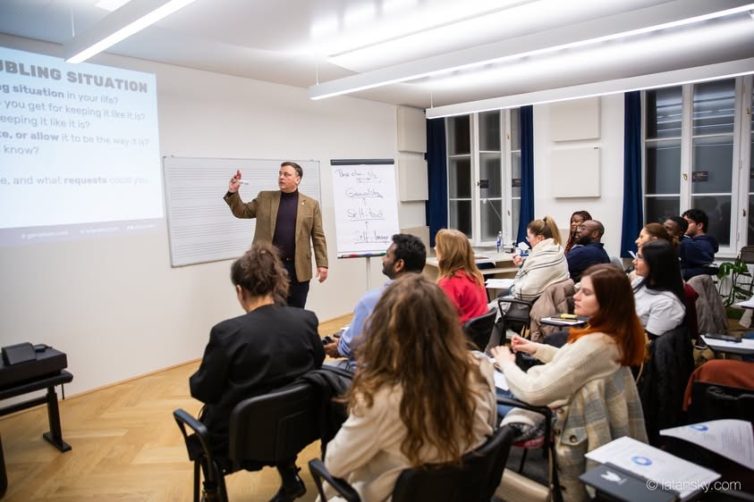 Mykola Latansky spricht vor einem aufmerksamen Publikum in Wien